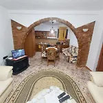 Spacious House In With Secure Parking. Vakantiehuis *