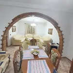 Spacious House In With Secure Parking. Vakantiehuis *