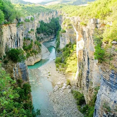Dom wakacyjny Spacious House In With Secure Parking. Berat