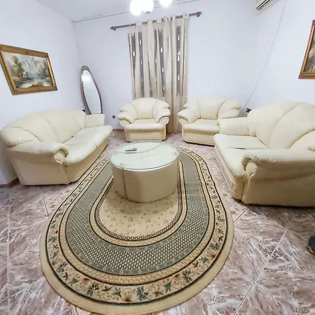 Vakantiehuis Spacious House In With Secure Parking. *