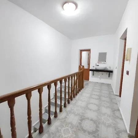 Vakantiehuis Spacious House In With Secure Parking.