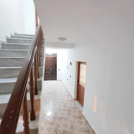 Vakantiehuis Spacious House In With Secure Parking. *