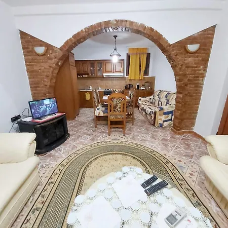 Vakantiehuis Spacious House In With Secure Parking. *