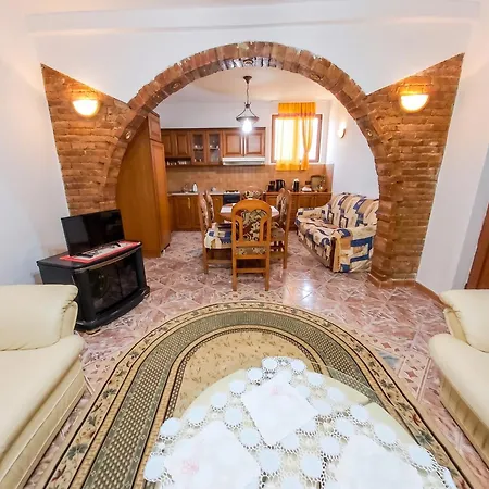 Feriehus Spacious House In With Secure Parking. Berat