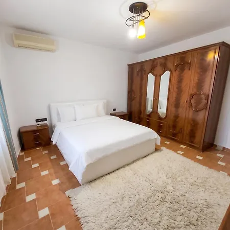 Spacious House In With Secure Parking. Feriehus *