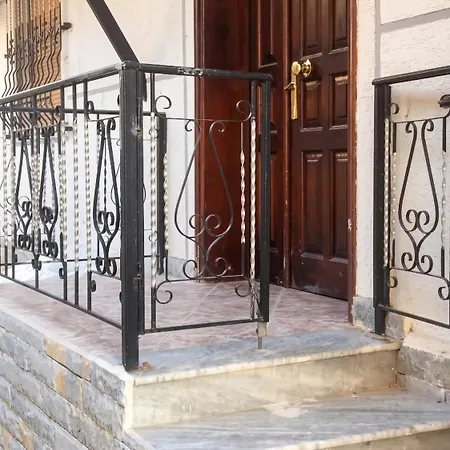 Spacious House In With Secure Parking. Feriehus Berat