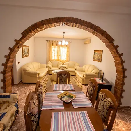 Spacious House In With Secure Parking. Feriehus *