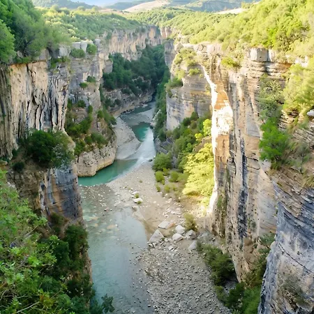 Feriehus Spacious House In With Secure Parking. Berat