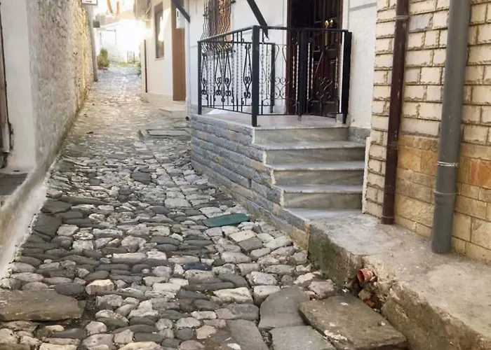 Spacious House In With Secure Parking. * 培拉特