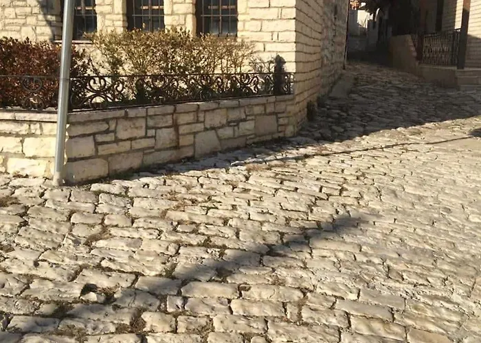 Spacious House In With Secure Parking. * 培拉特