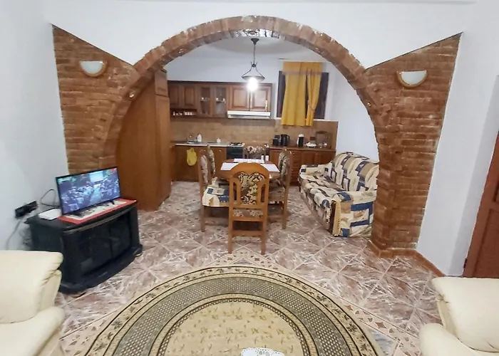 Spacious House In With Secure Parking. 度假居 *