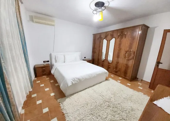 Spacious House In With Secure Parking. 度假居 培拉特