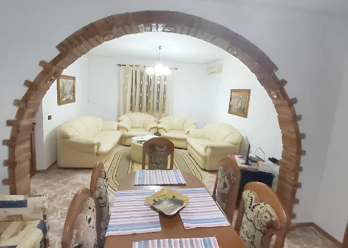 Spacious House In With Secure Parking. 度假居 *