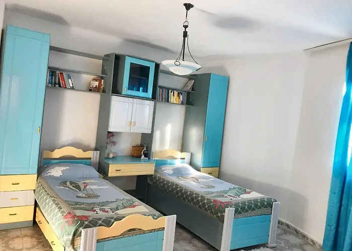 Spacious House In With Secure Parking. 度假居 培拉特