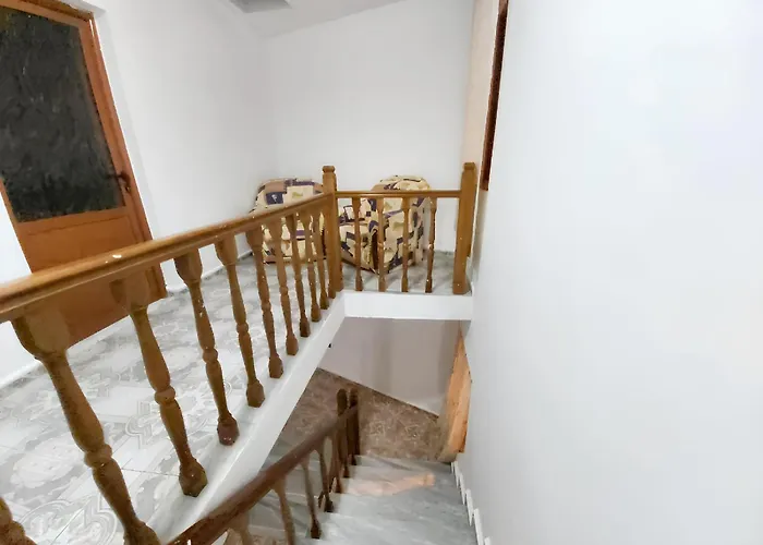 Spacious House In With Secure Parking. 培拉特