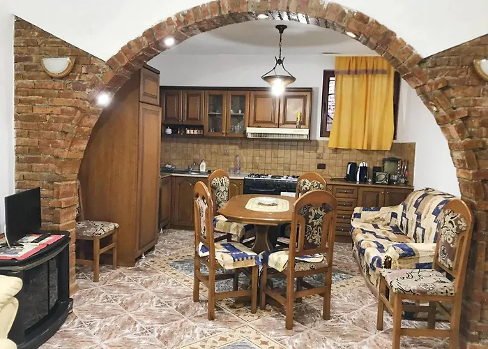 Spacious House In With Secure Parking. * 培拉特